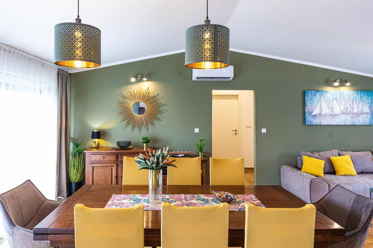 Home Away From Home With Outdoor Pool, Botanical Garden And A Beautiful Sea View Kaštela Eksteriør billede