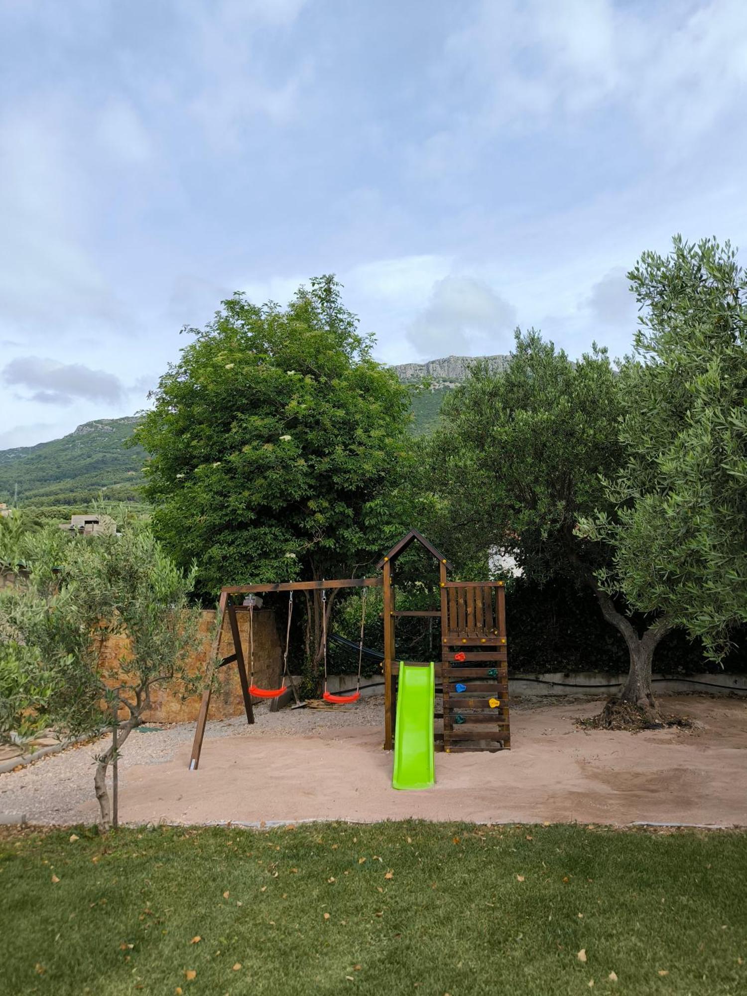 Home Away From Home With Outdoor Pool, Botanical Garden And A Beautiful Sea View Kaštela Eksteriør billede