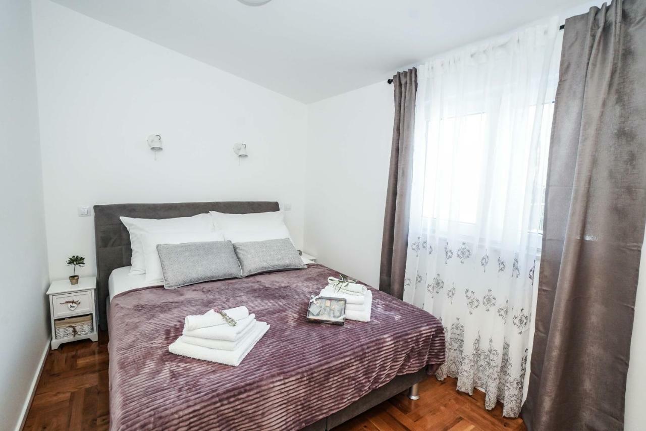 Home Away From Home With Outdoor Pool, Botanical Garden And A Beautiful Sea View Kaštela Eksteriør billede