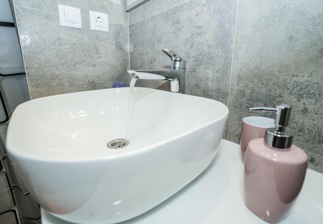 Home Away From Home With Outdoor Pool, Botanical Garden And A Beautiful Sea View Kaštela Eksteriør billede