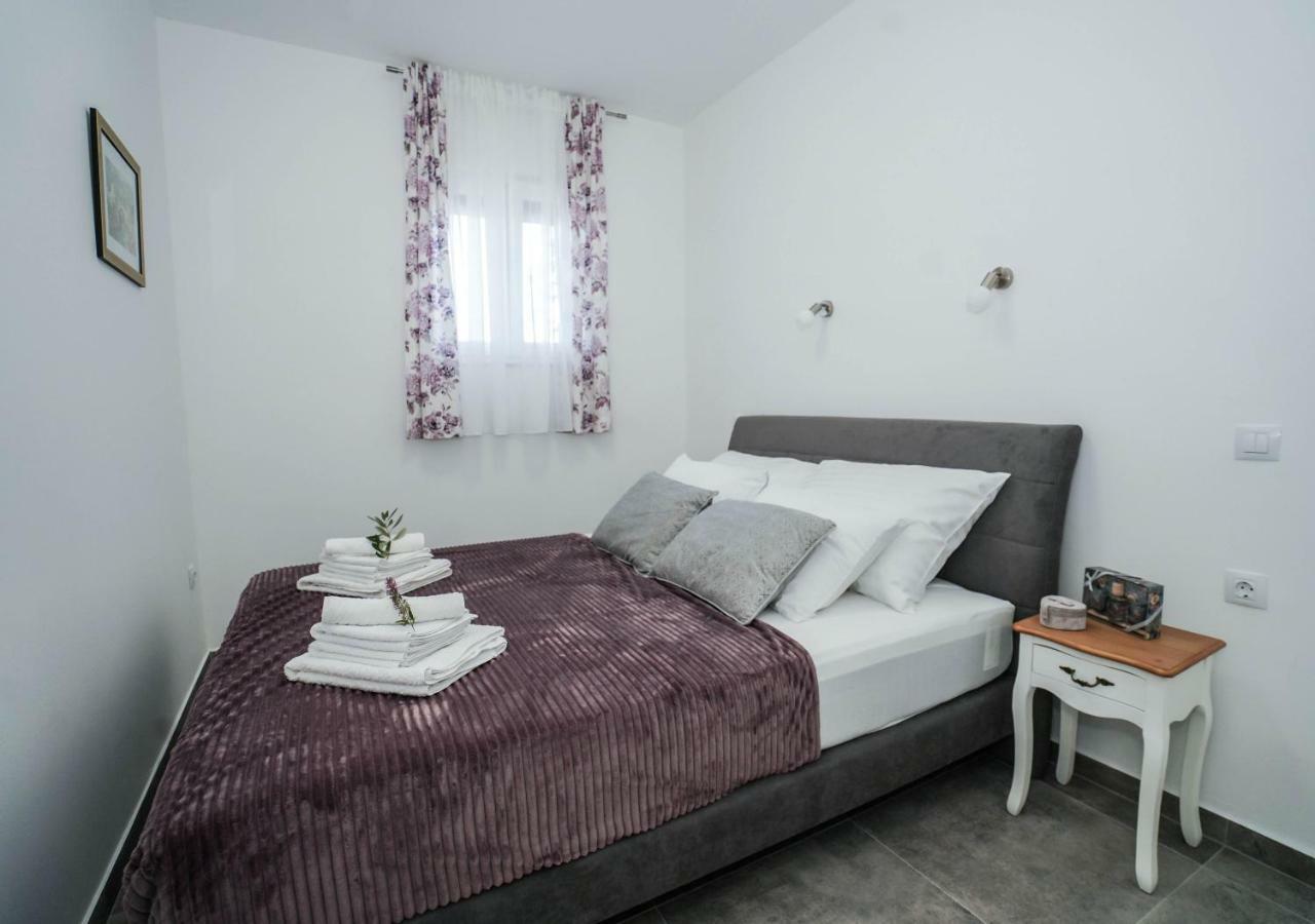 Home Away From Home With Outdoor Pool, Botanical Garden And A Beautiful Sea View Kaštela Eksteriør billede