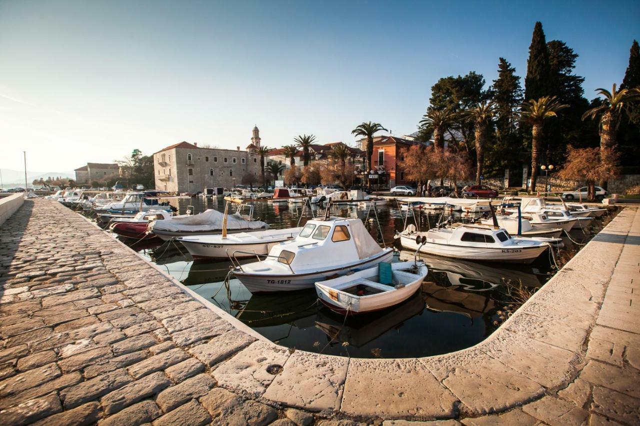 Home Away From Home With Outdoor Pool, Botanical Garden And A Beautiful Sea View Kaštela Eksteriør billede